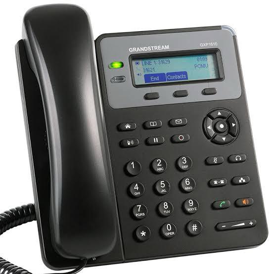 Téléphone IP Grandstream configuré sur un poste de bureau par TAMUTEK