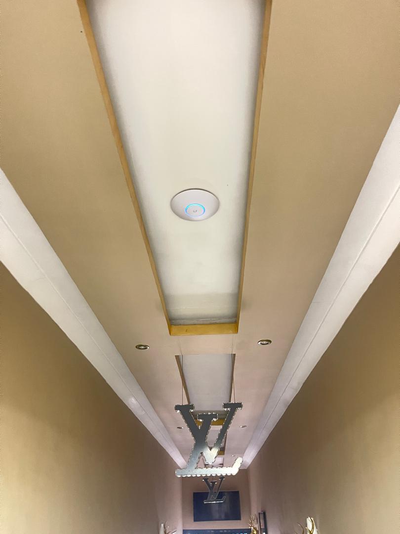 Point d'accès Wi-Fi UniFi installé au plafond par TAMUTEK pour une couverture professionnelle