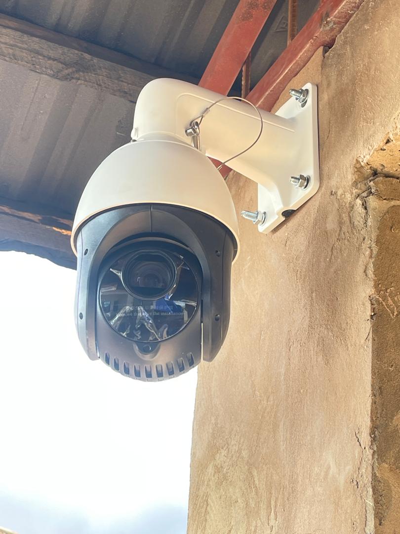 Caméra de vidéosurveillance PTZ motorisée installée en extérieur par TAMUTEK