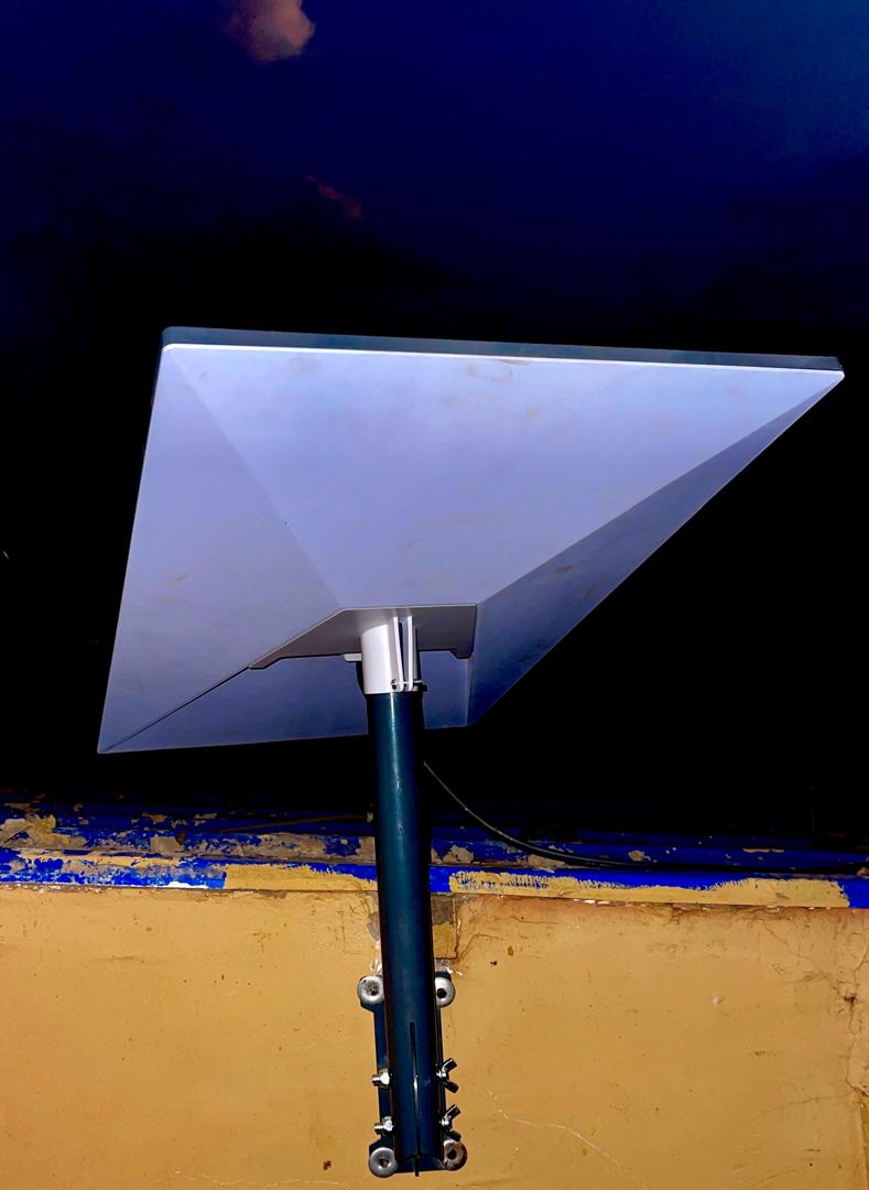 Antenne Starlink fixe montée sur mât en toiture